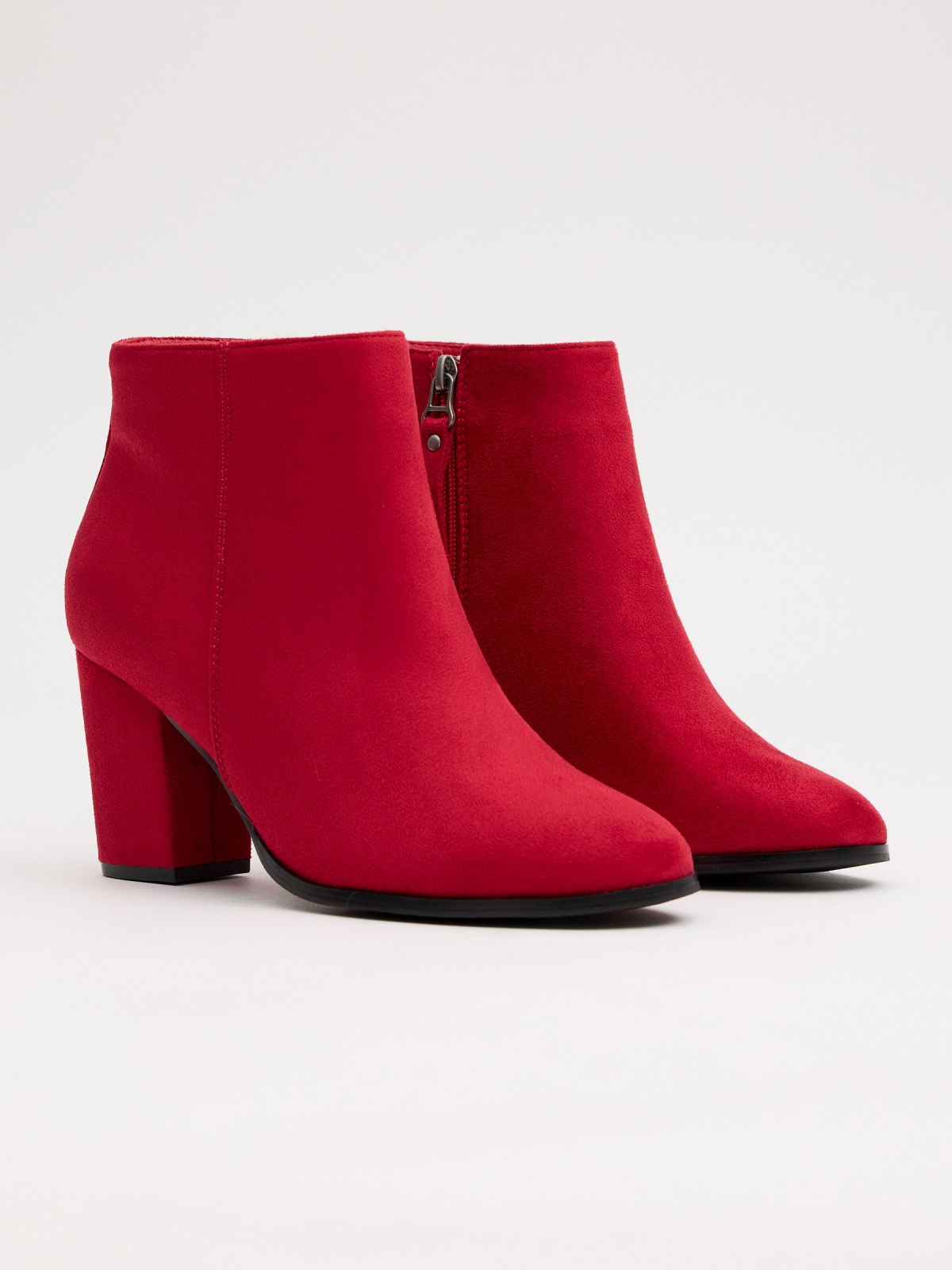 Basic ankle boots with wide heel red 45º front view
