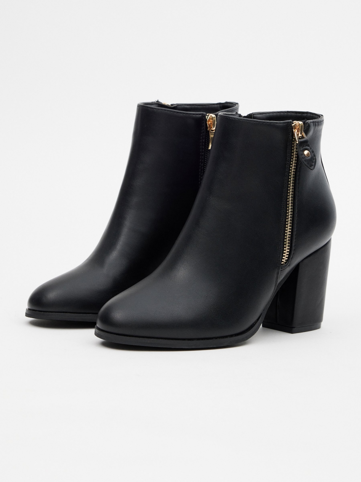 Ankle boots with zipper black 45º back view