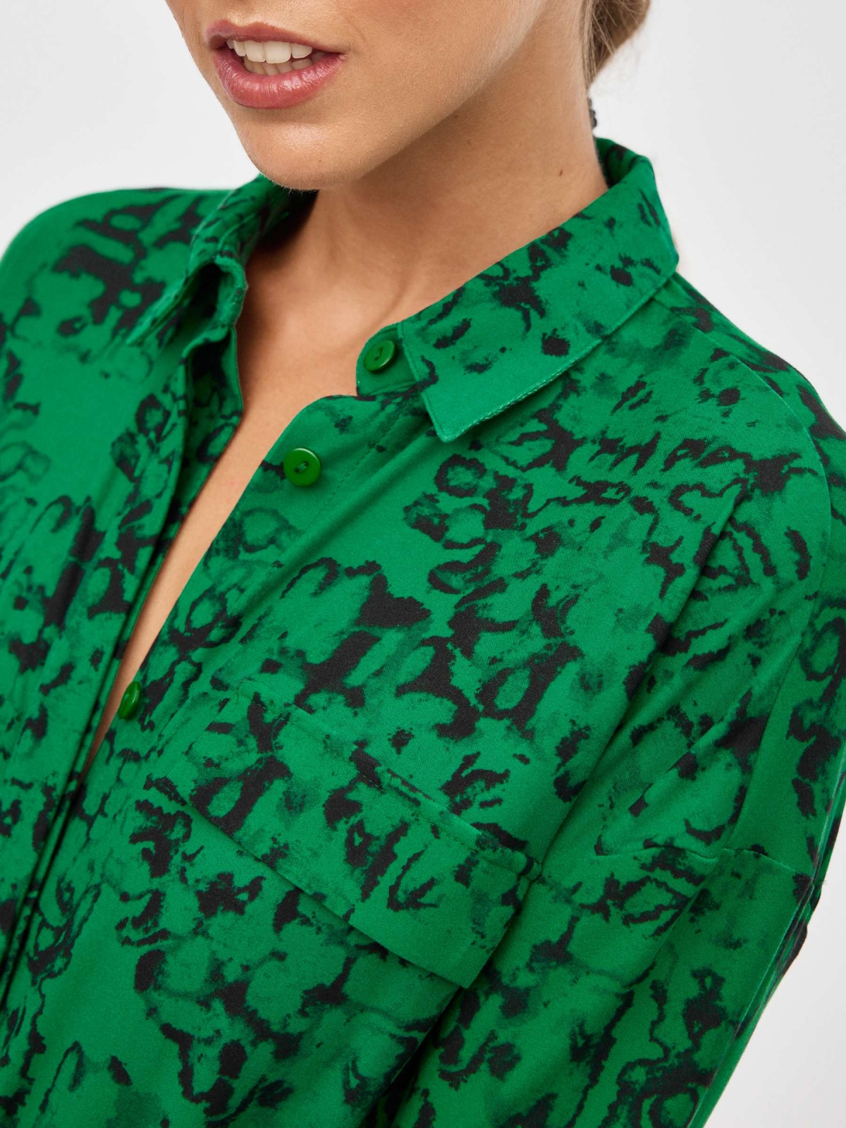 Vestido midi camisero estampado verde oscuro vista detalle