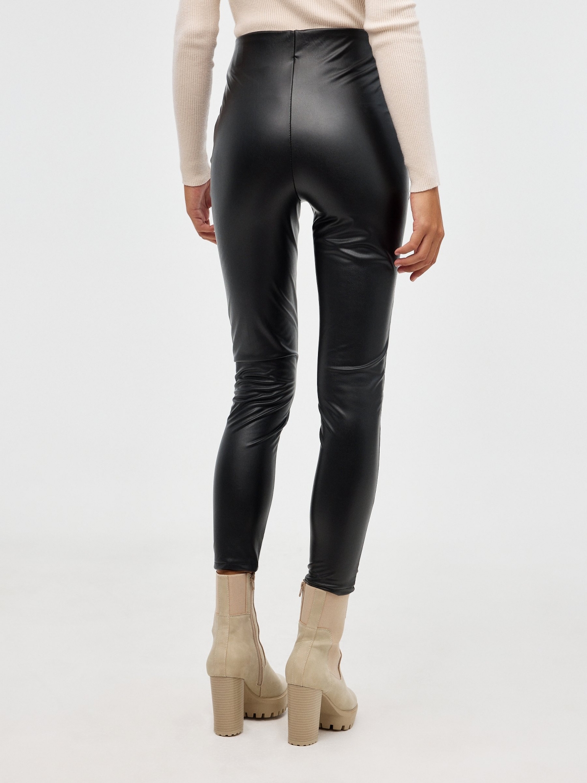 Leggings superskinny efecto piel negro vista media trasera