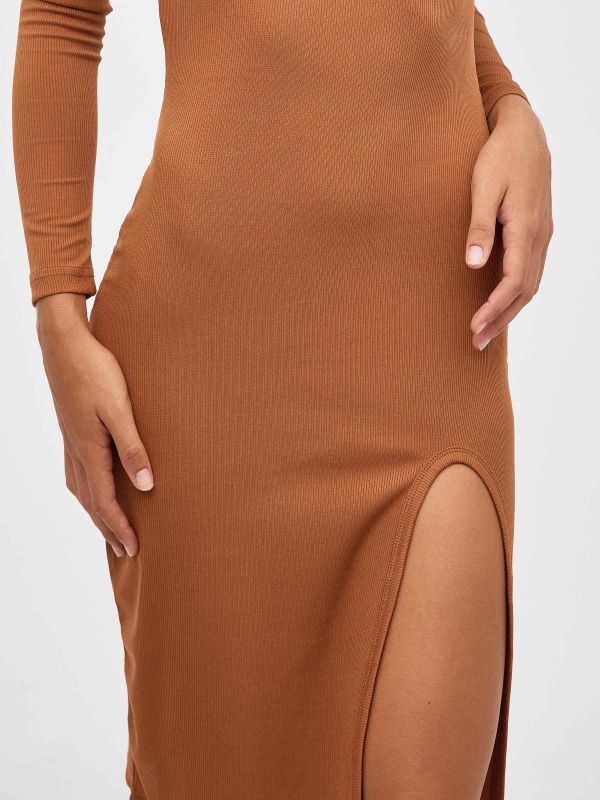 Ribbed midi dress with slit brown detail view