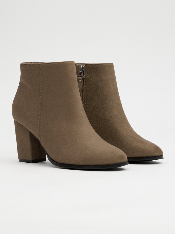 Brown ankle boot with heel beige 45º front view