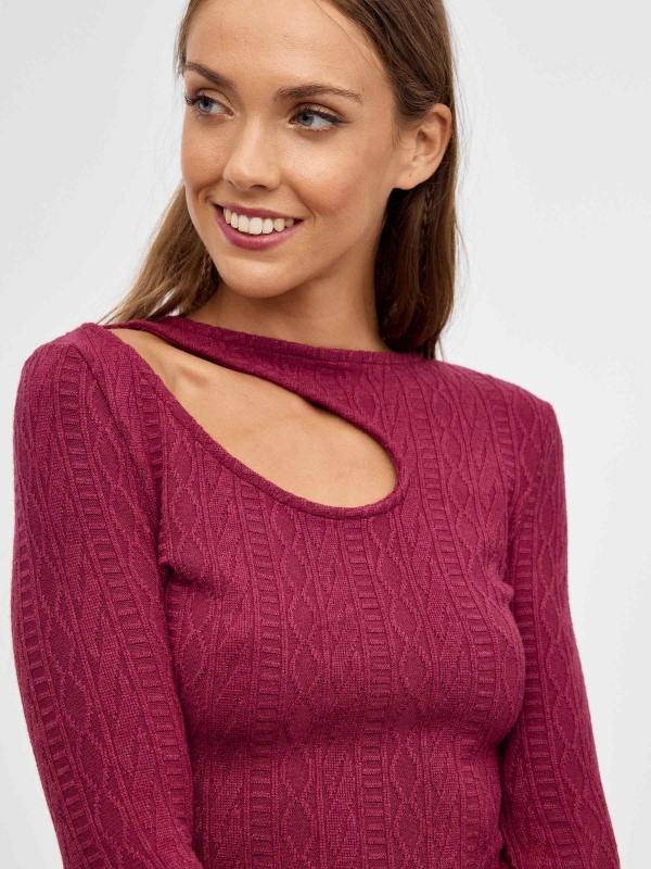 Knitted crop top with pattern garnet detail view
