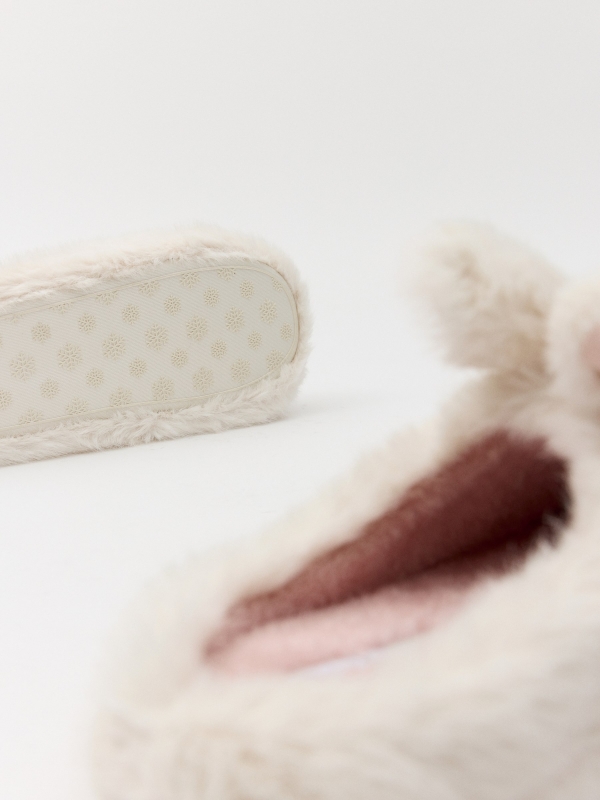 Zapatillas de casa orejas conejo blanco roto vista detalle