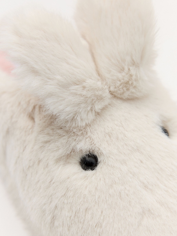 Chinelos de quarto orelhas de coelho off white vista detalhe