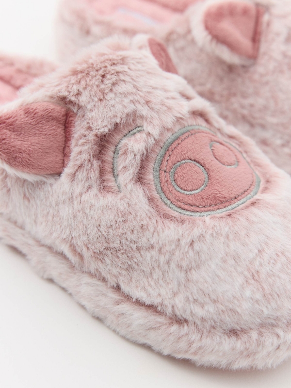 Chinelos de porquinho rosa claro vista detalhe