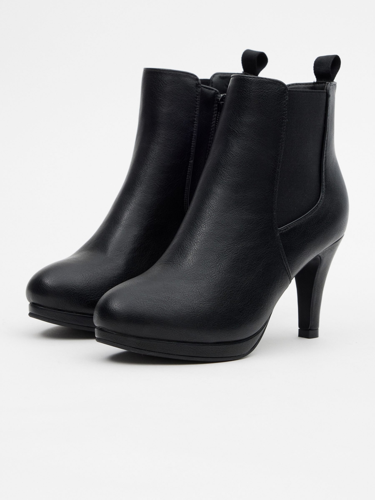 Elastic ankle boots with fine heel 45º front view