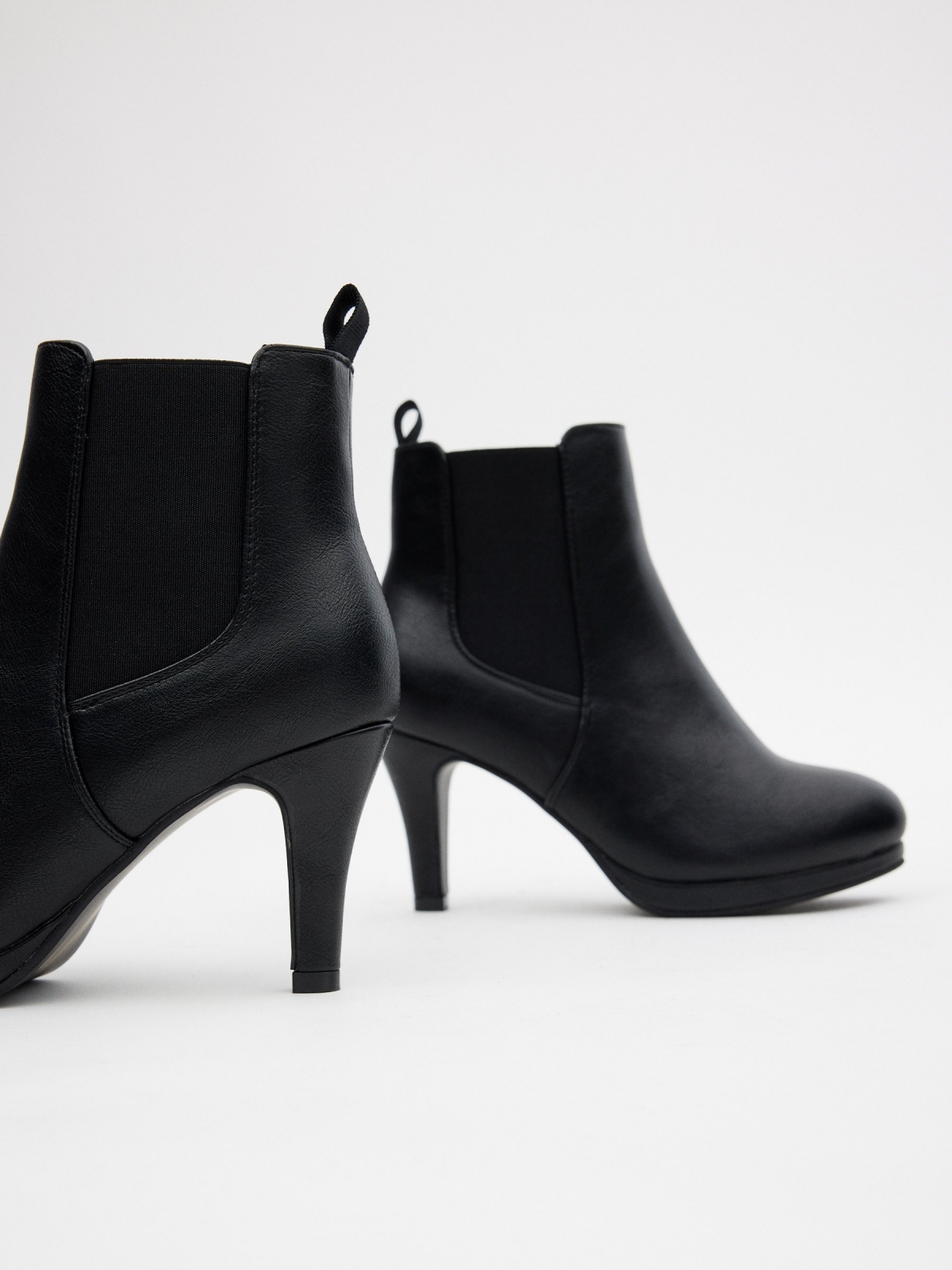 Elastic ankle boots with fine heel detail view