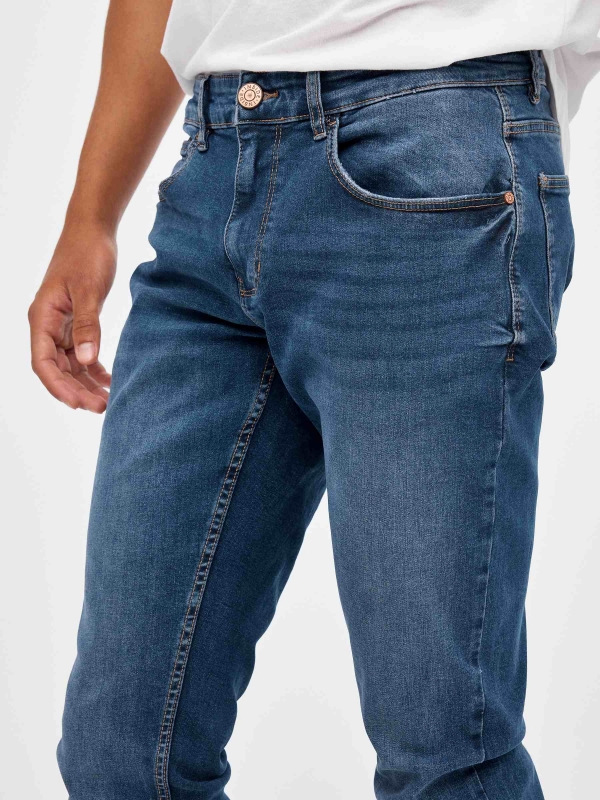 Jeans slim tiro medio denim azul vista detalle