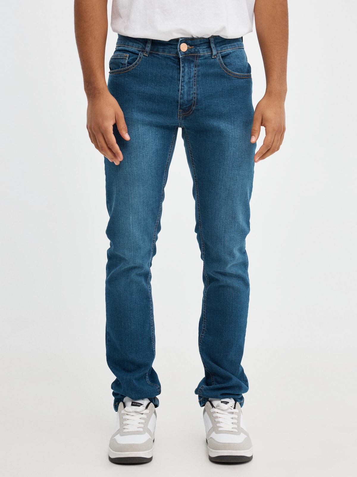 Jeans básicos regular azul vista media frontal