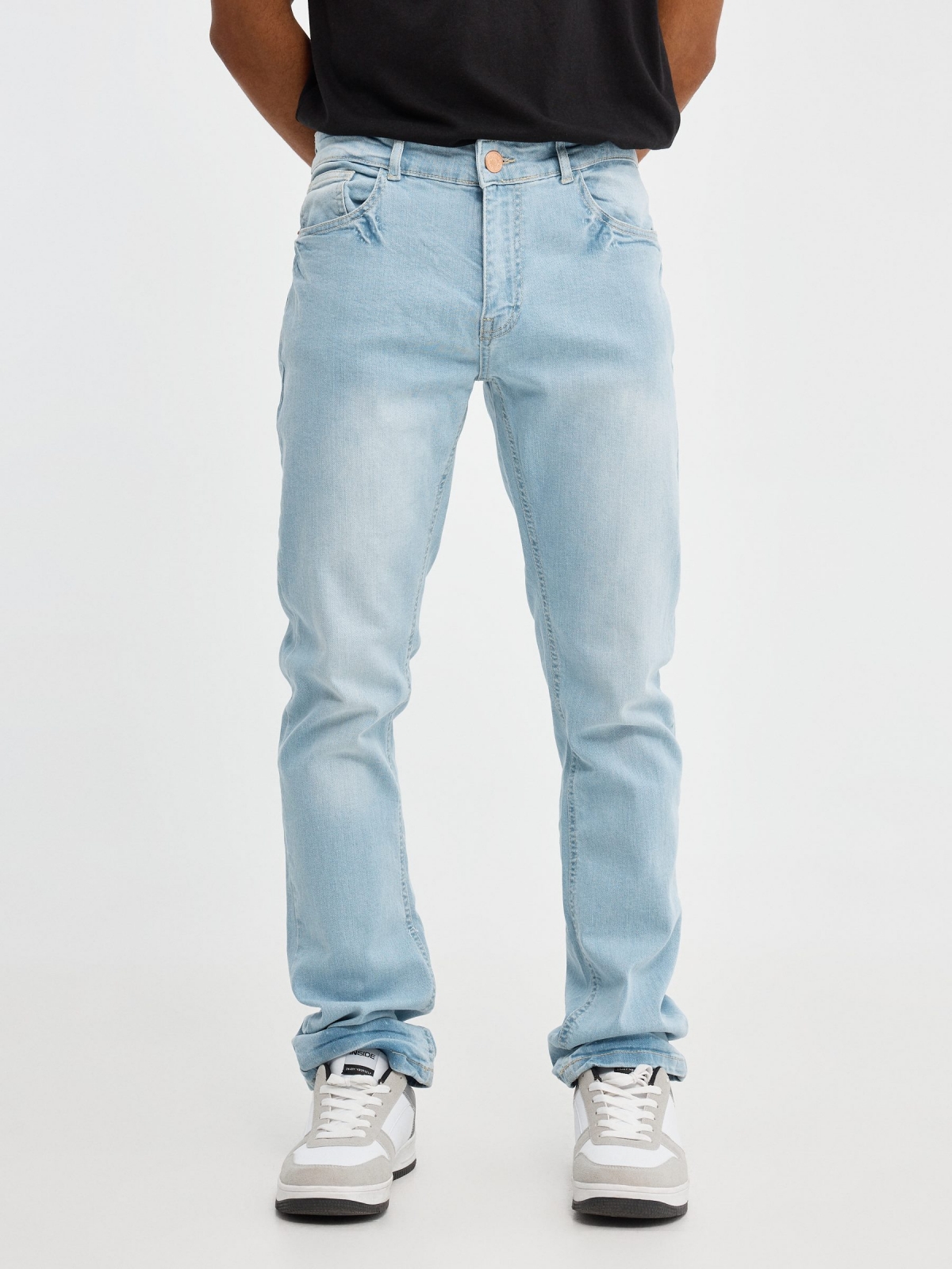 Jeans de ganga azuis claras básicas azul vista meia frontal