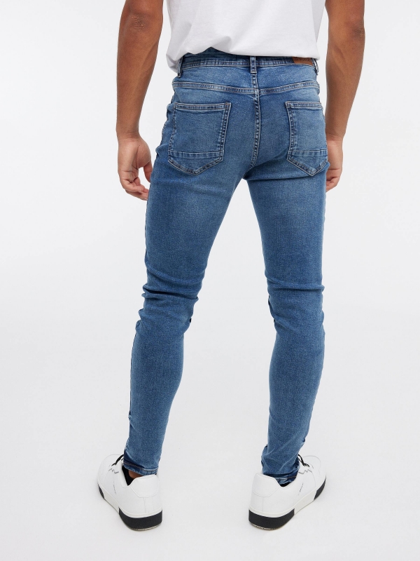 Jeans carrot denim azul vista media trasera