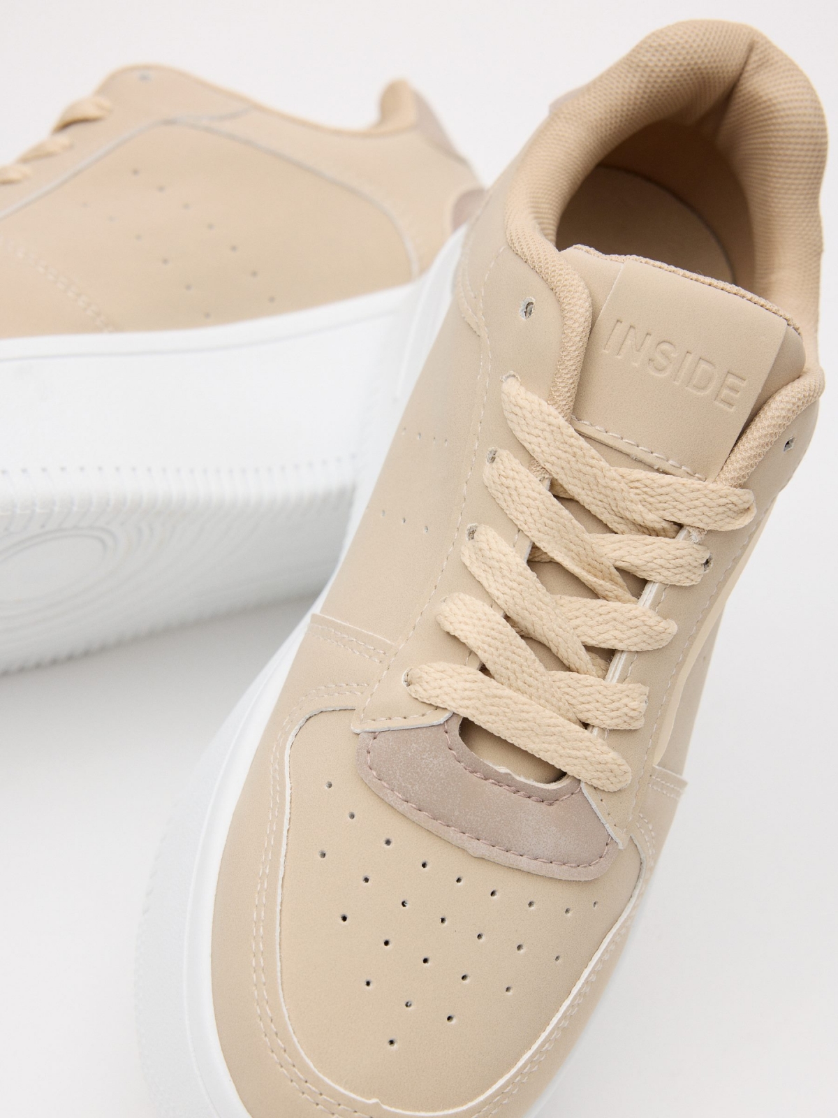 Caual patent leather sneaker with platform beige detail view