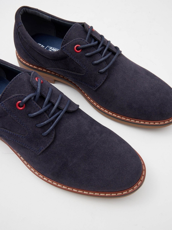 Sapatos clássicos de homem azul escuro vista detalhe
