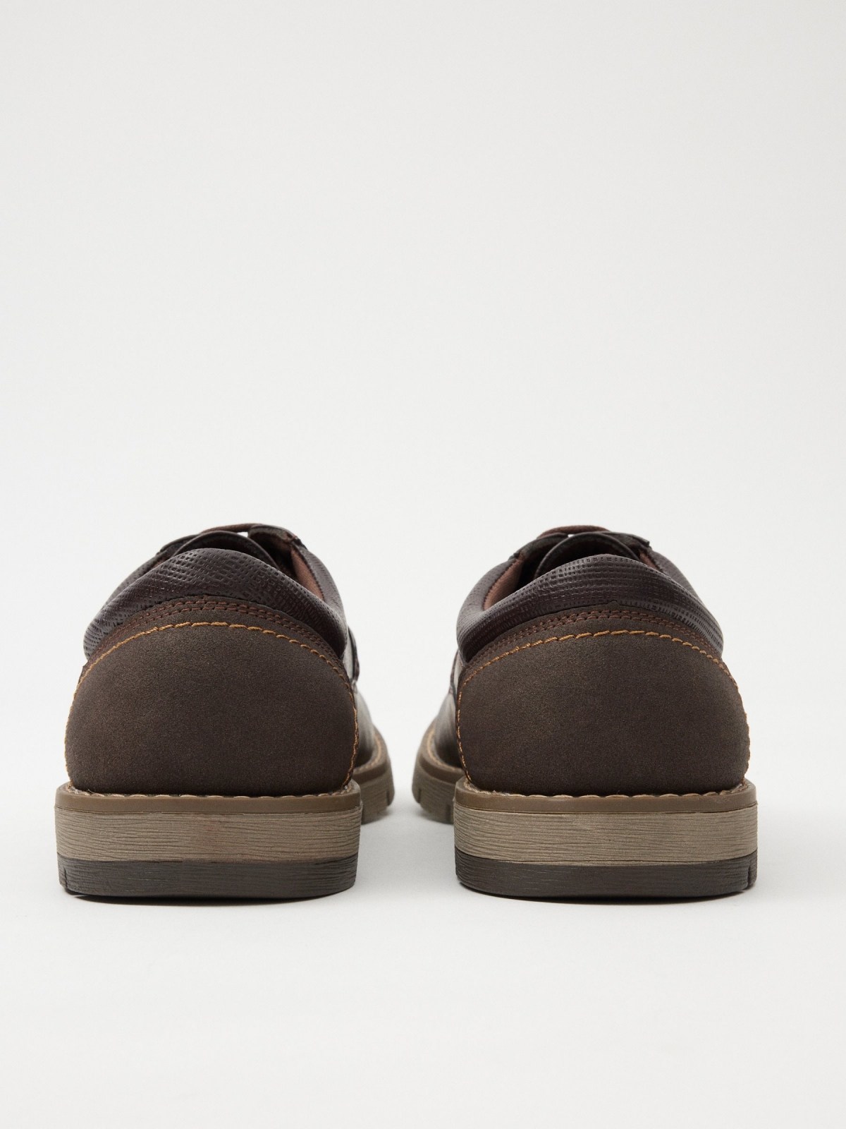 Zapato clásico polipiel con cordones marrón vista detalle