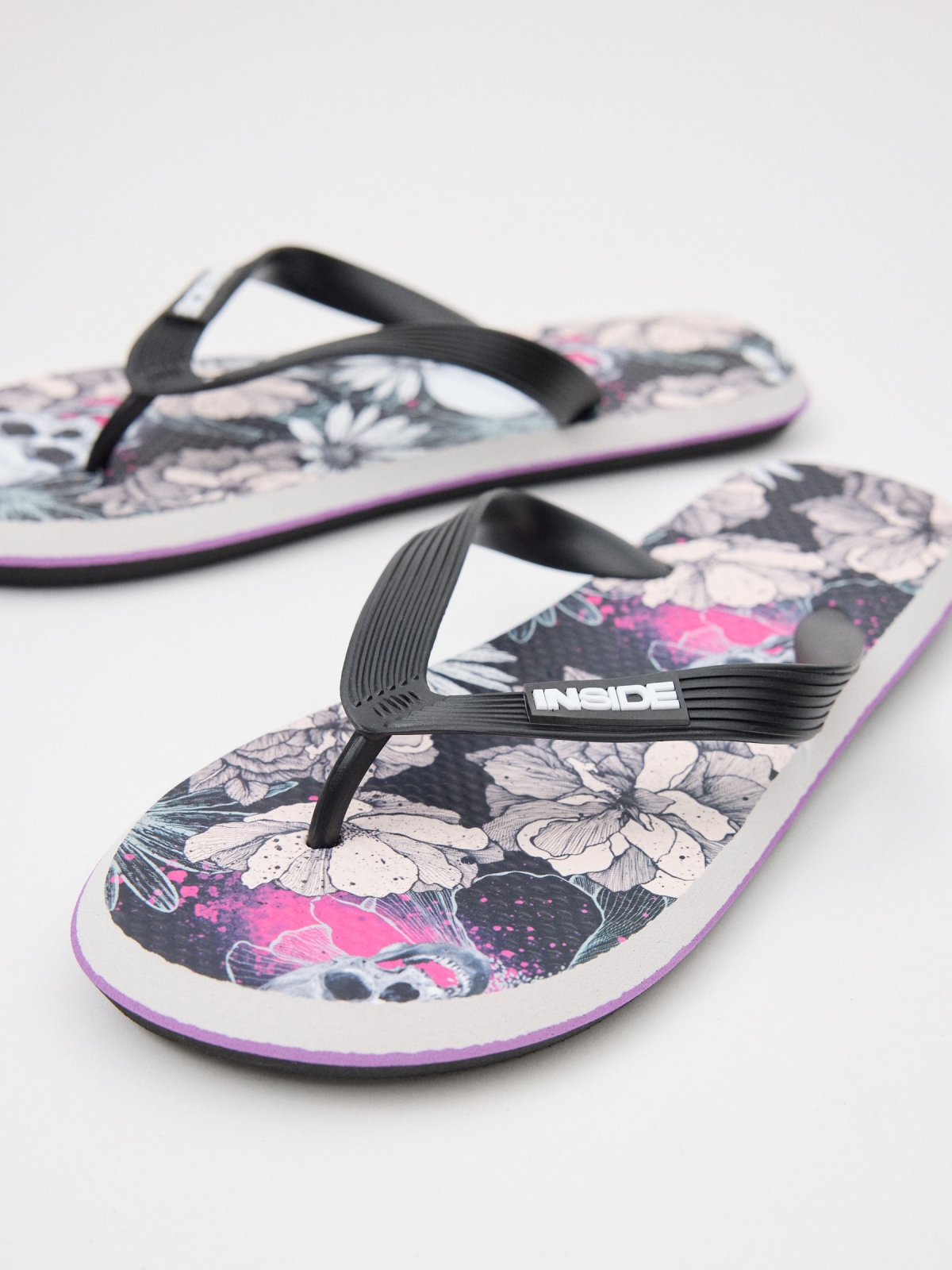 Flip flops with flowers and skulls black detail view