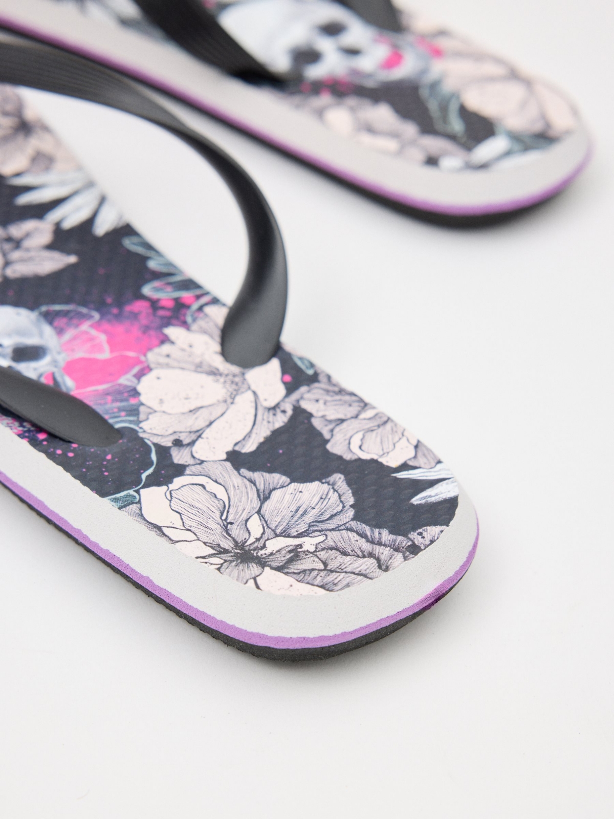 Flip flops with flowers and skulls black detail view