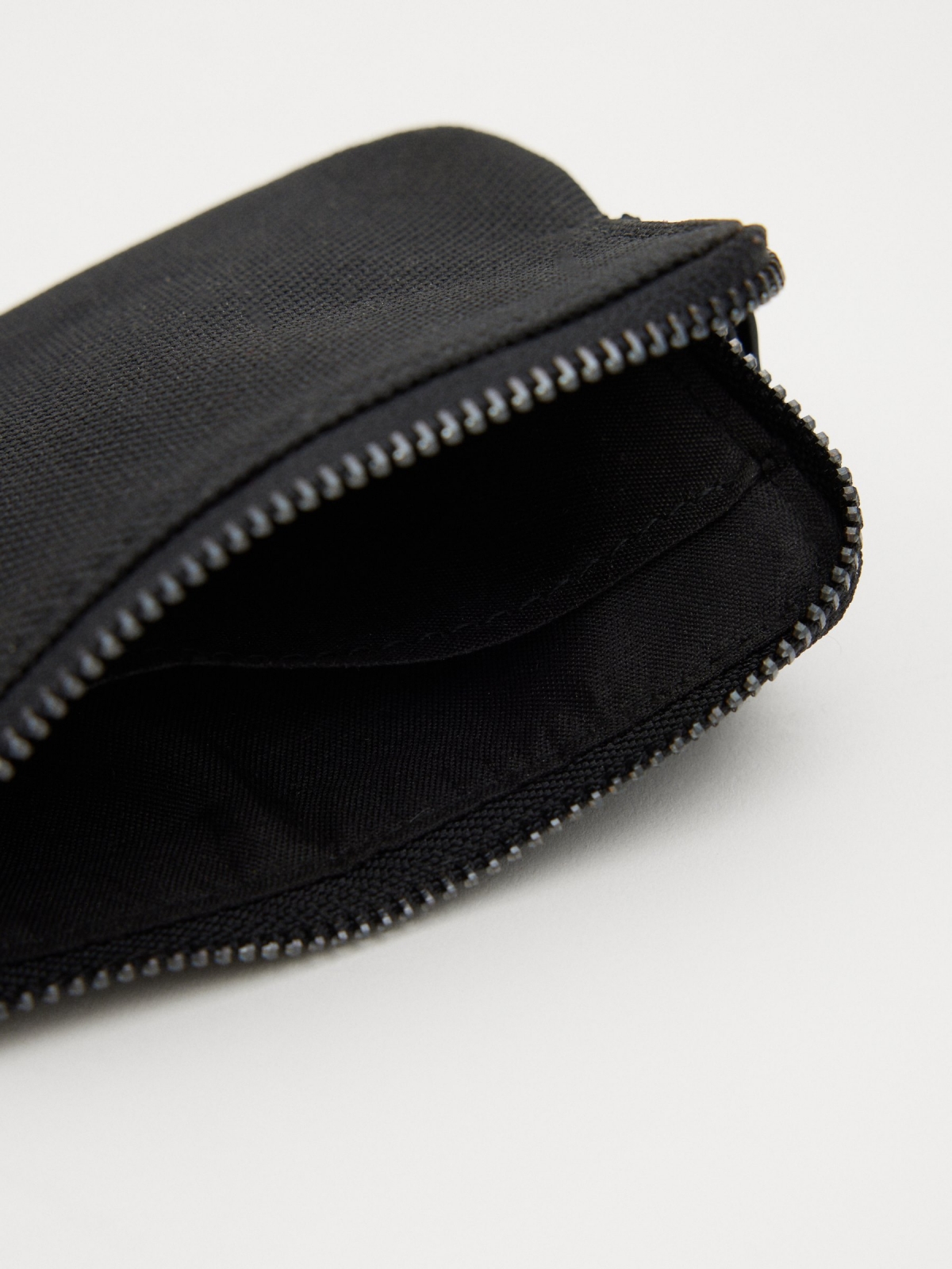 Monedero con bolsillo negro vista detalle