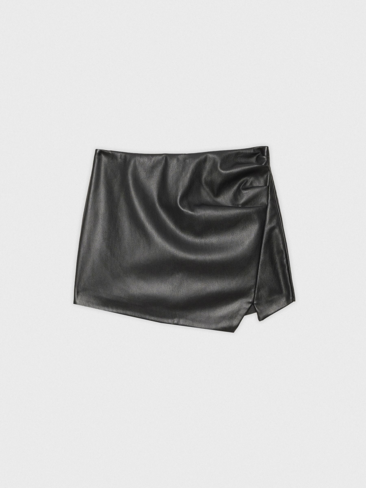  Skort em pele envernizada com franzidos preto