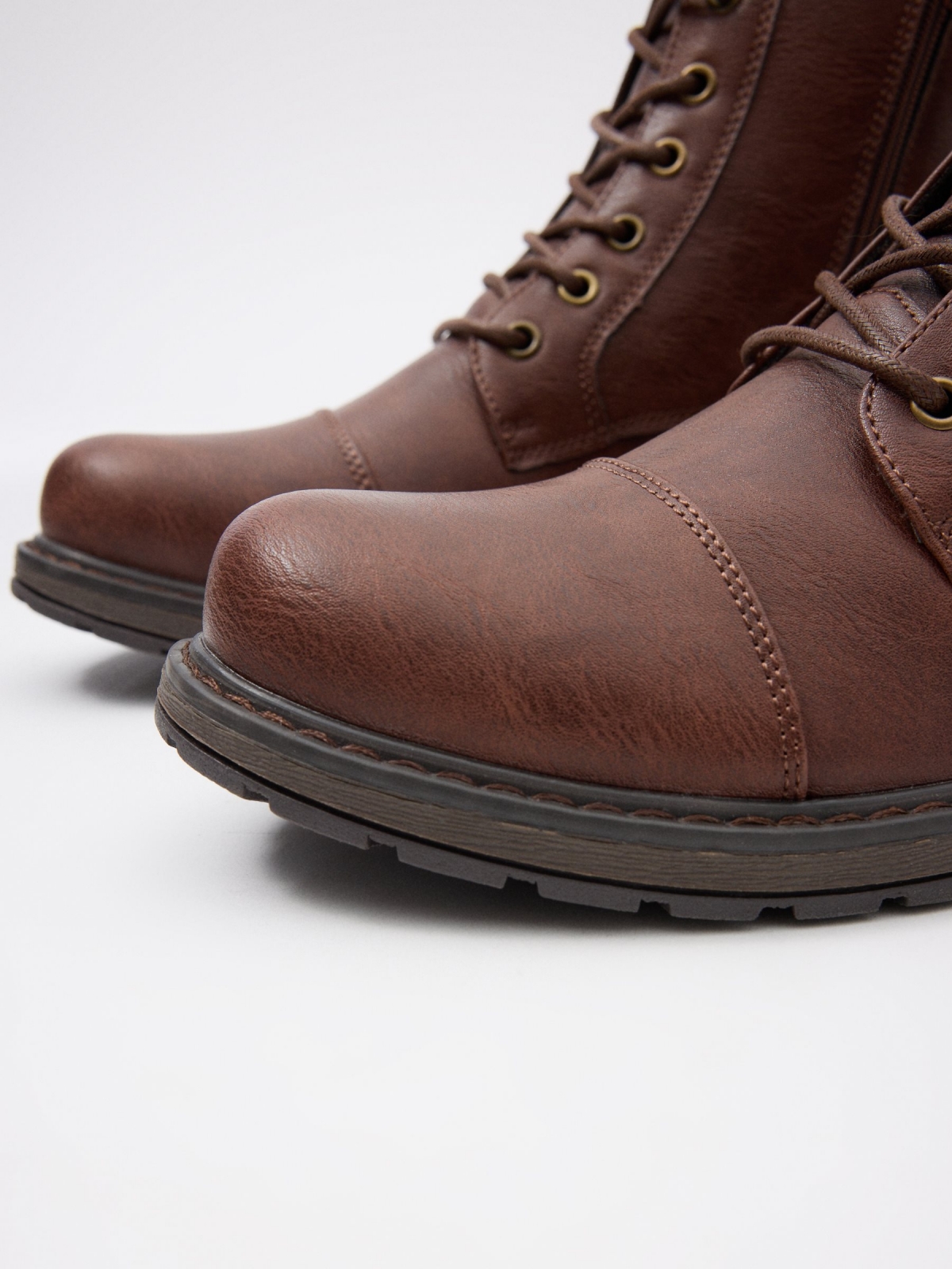 Leatherette boot with zip fastener brown detail view