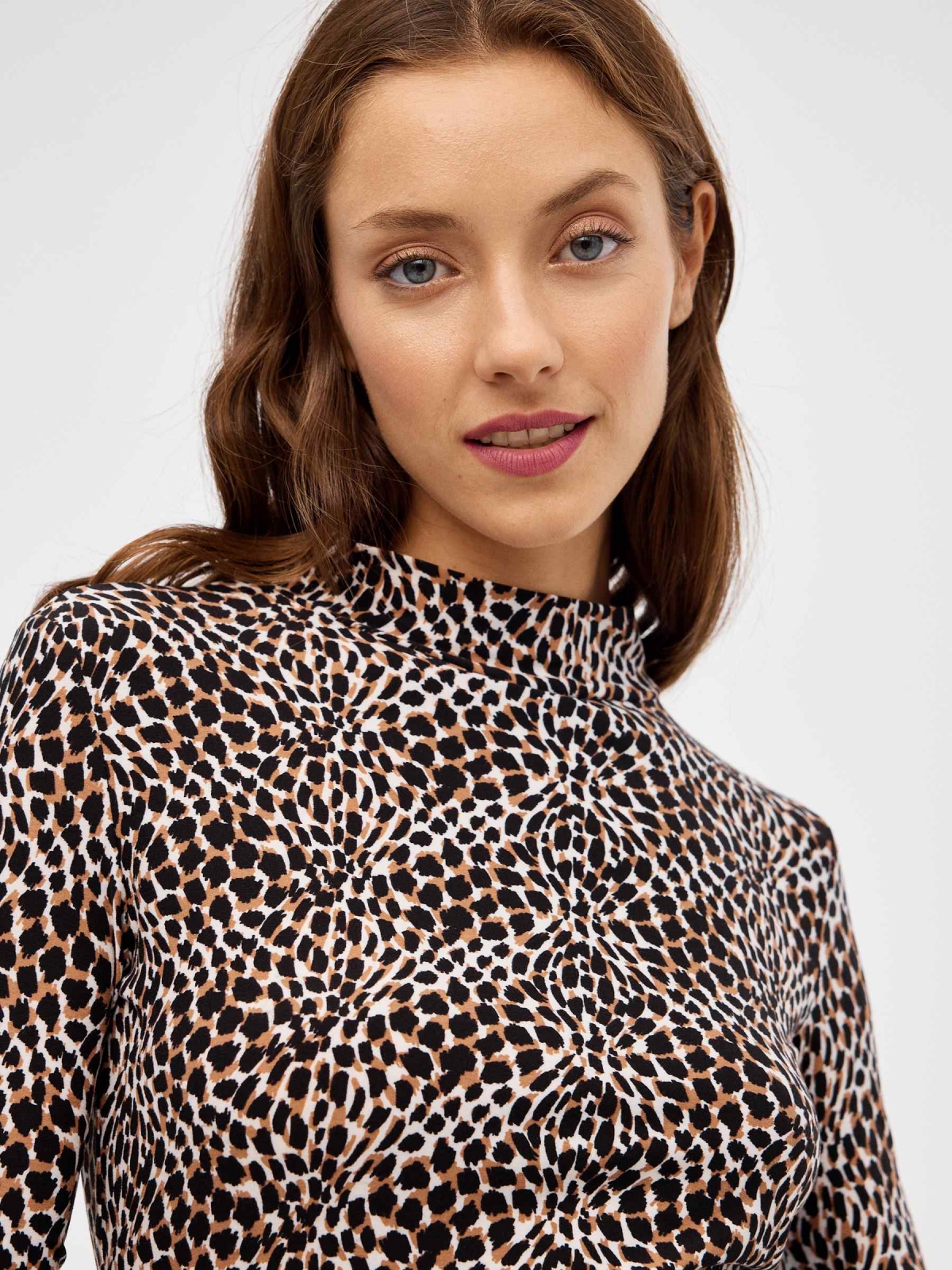 Camiseta slim animal print perkins negro vista detalle