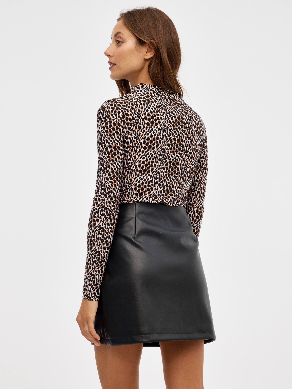 Mini-saia com efeito de couro e placas preto vista meia traseira