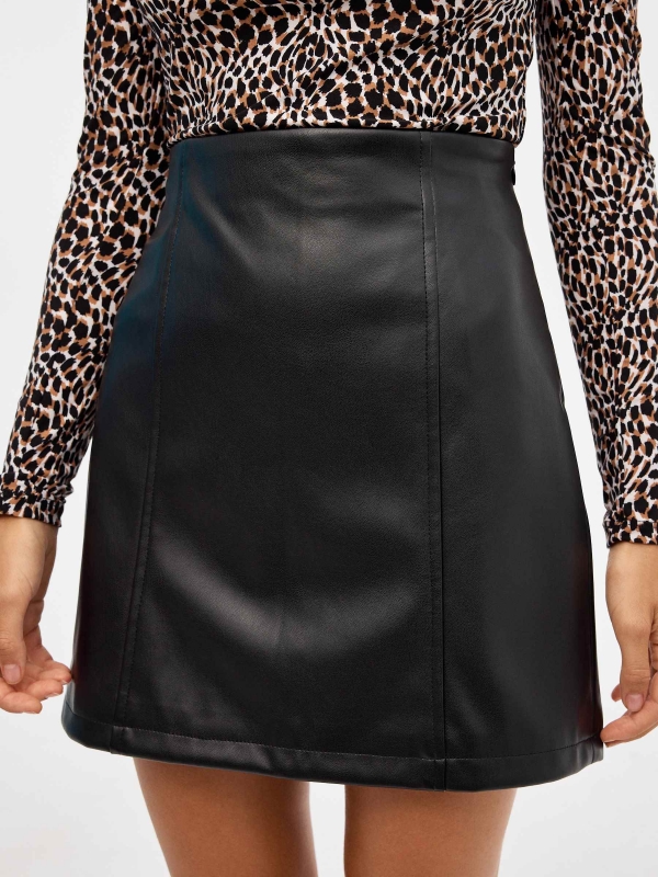 Mini-saia com efeito de couro e placas preto vista detalhe