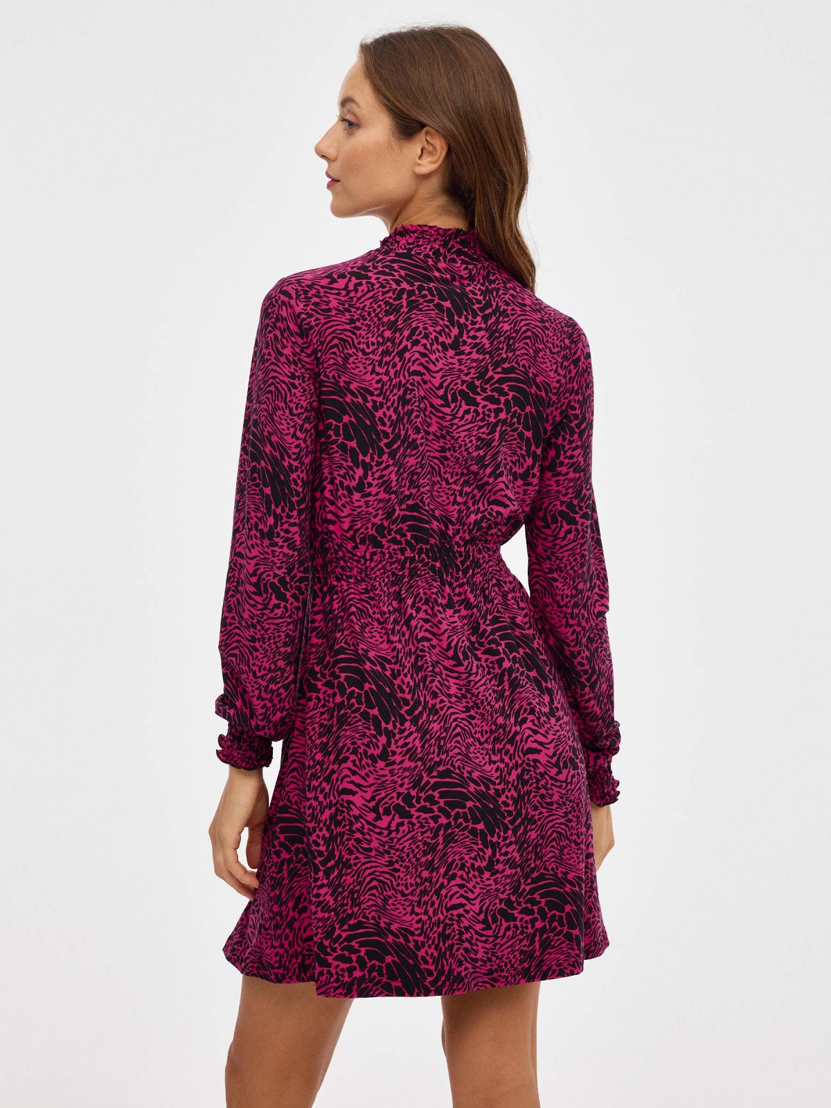 Vestido mini perkins animal print fantasy magenta vista media trasera