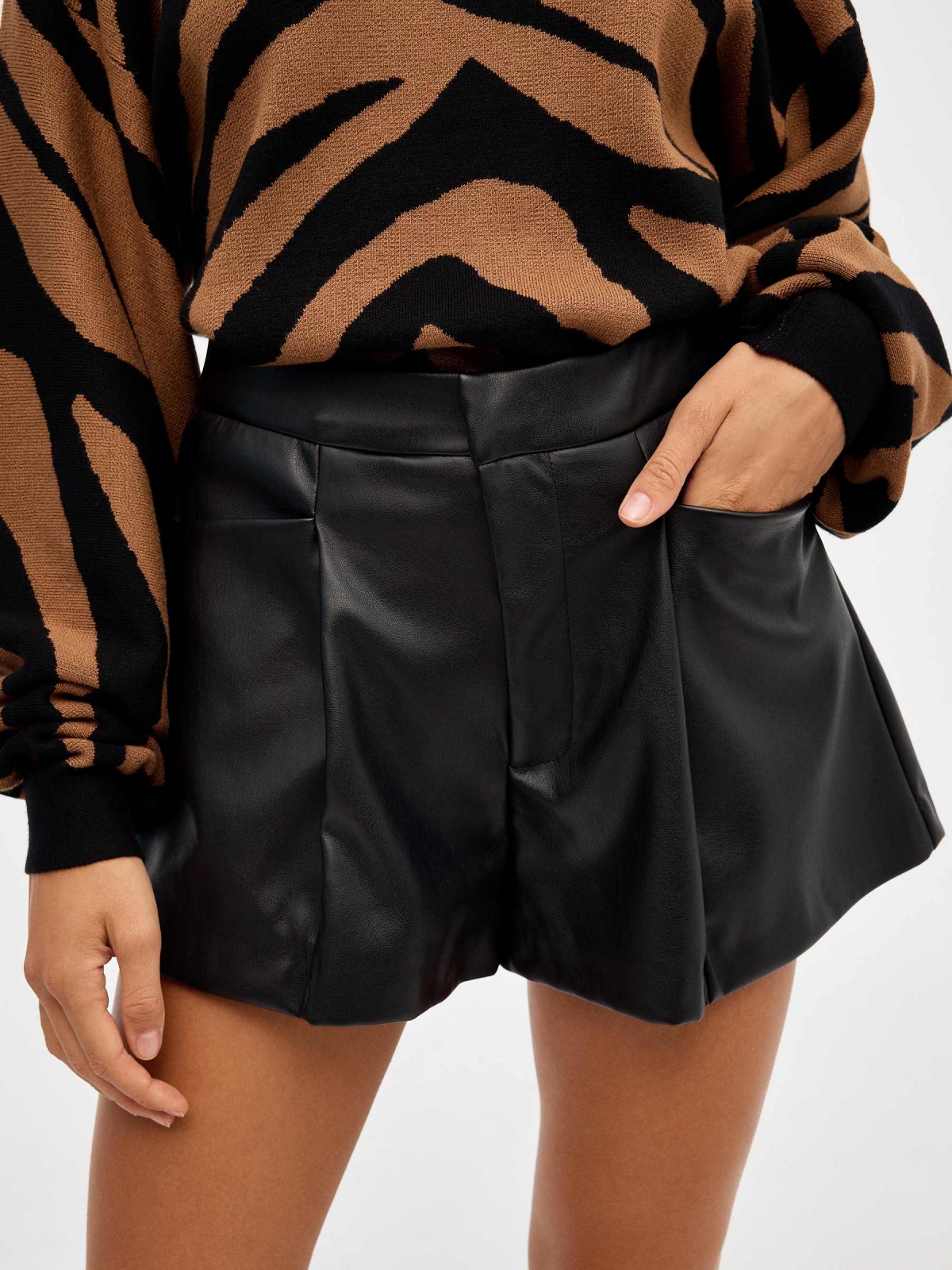 Leatherette slim shorts black detail view