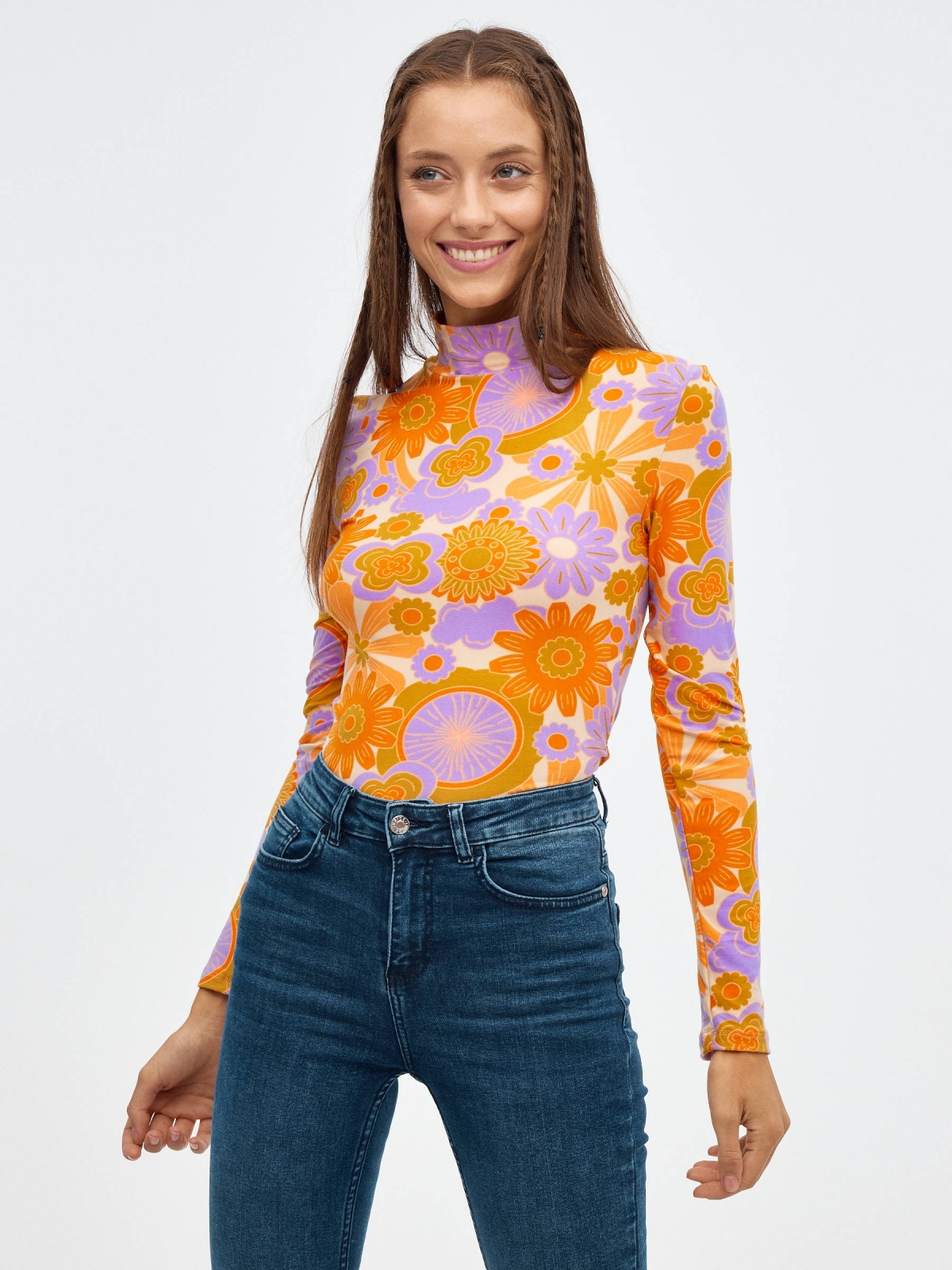 Camiseta slim cuello alto flores multicolor vista media frontal