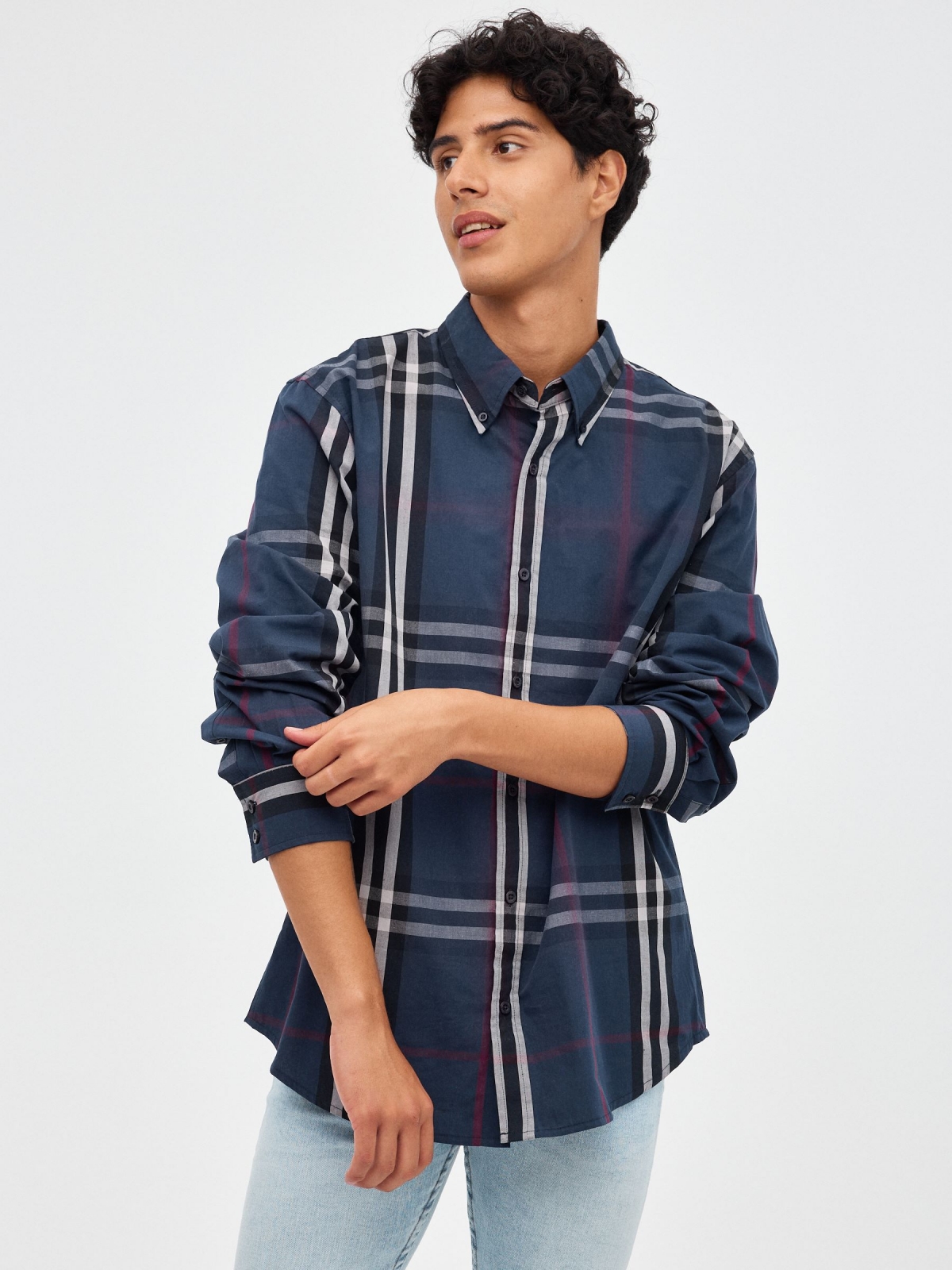 Camisa de lã axadrezada regular azul vista meia frontal