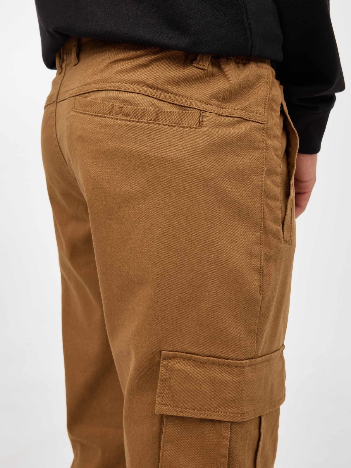 Pantalón jogger perneras con bolsillos beige vista detalle