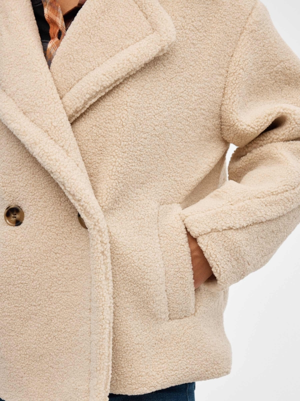 Short sheepskin coat beige detail view