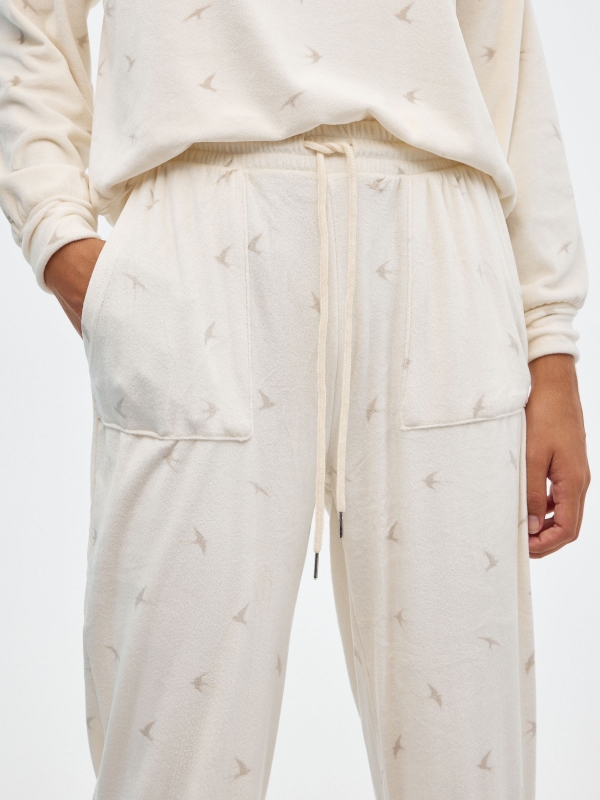 Pijama com print de veludo off white vista detalhe