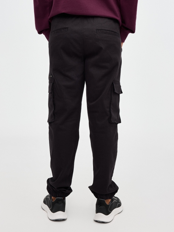 Pantalón jogger multibolsillos negro vista media trasera