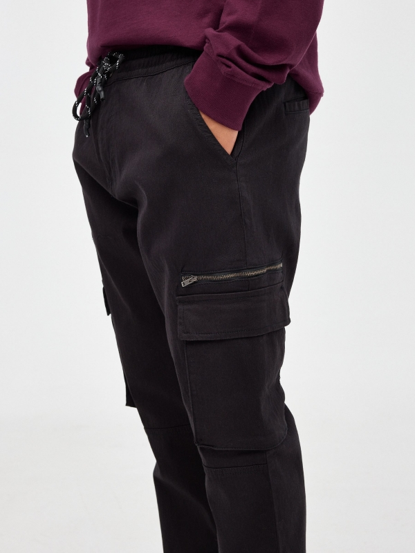Pantalón jogger multibolsillos negro vista detalle