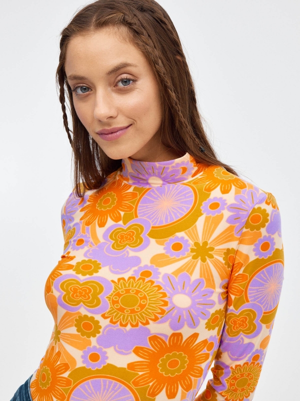 T-shirt slim de gola alta floral multicolorido vista detalhe