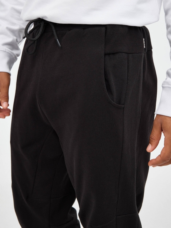 Pantalón jogger negro vista detalle