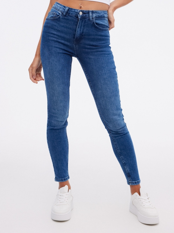 Jeans skinny básicos de tiro medio azul vista media frontal