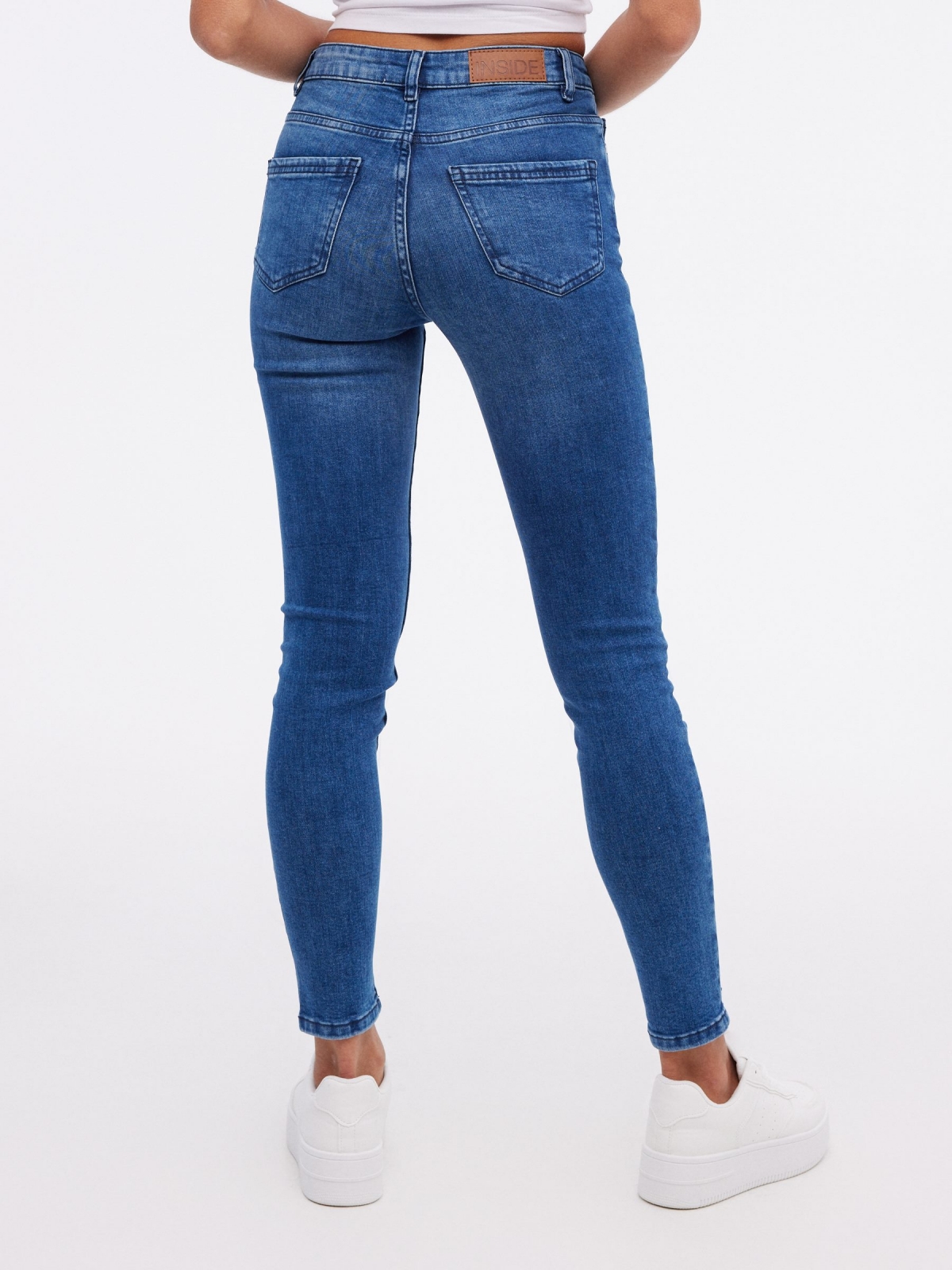 Jeans skinny básicos de tiro medio azul vista media trasera