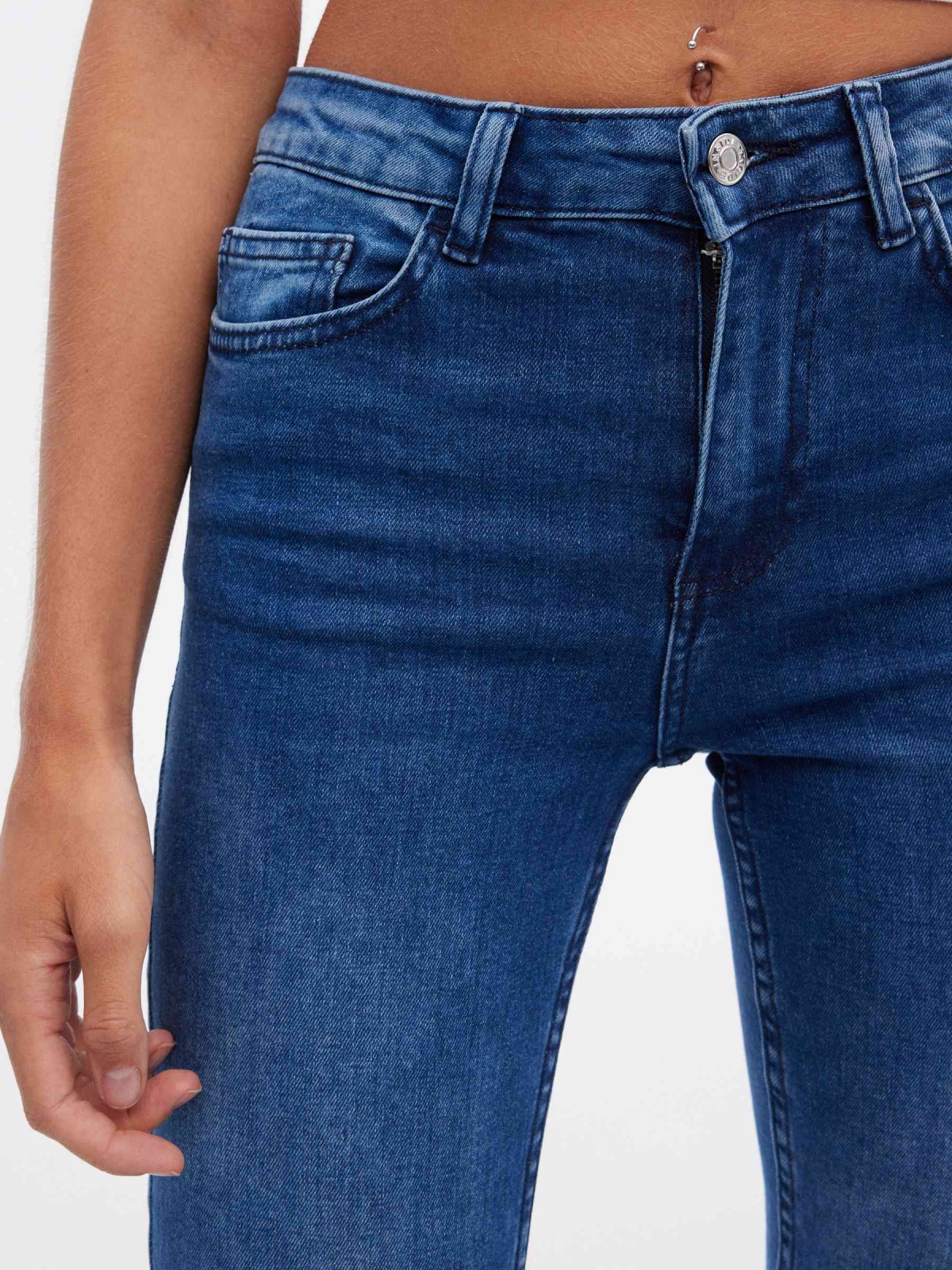 Calças de ganga skinny básicas de cintura média azul vista detalhe