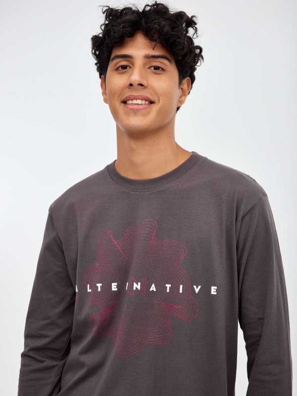 T-shirt alternativa cinza escuro vista detalhe