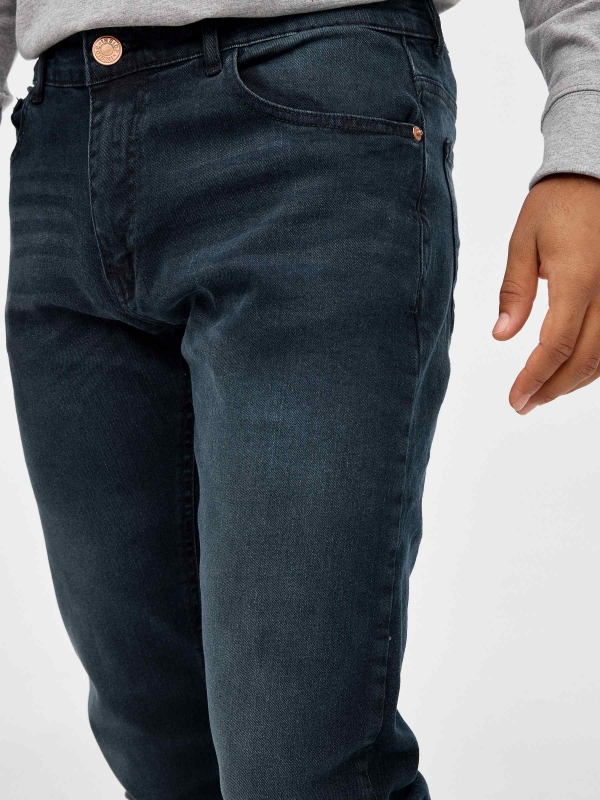 Jeans básicos denim oscuros azul vista detalle