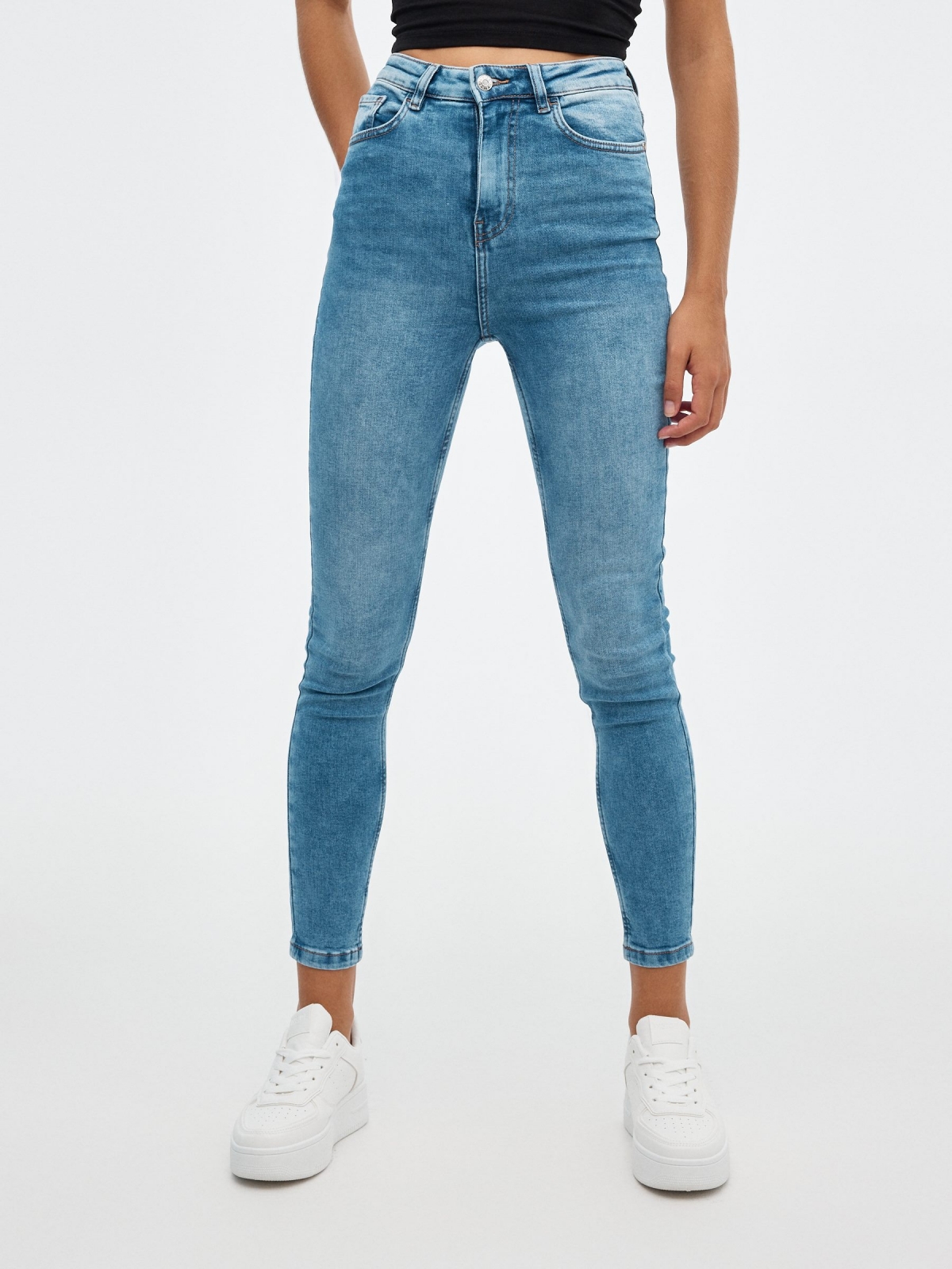 Jeans skinny de cintura subida azul vista meia frontal