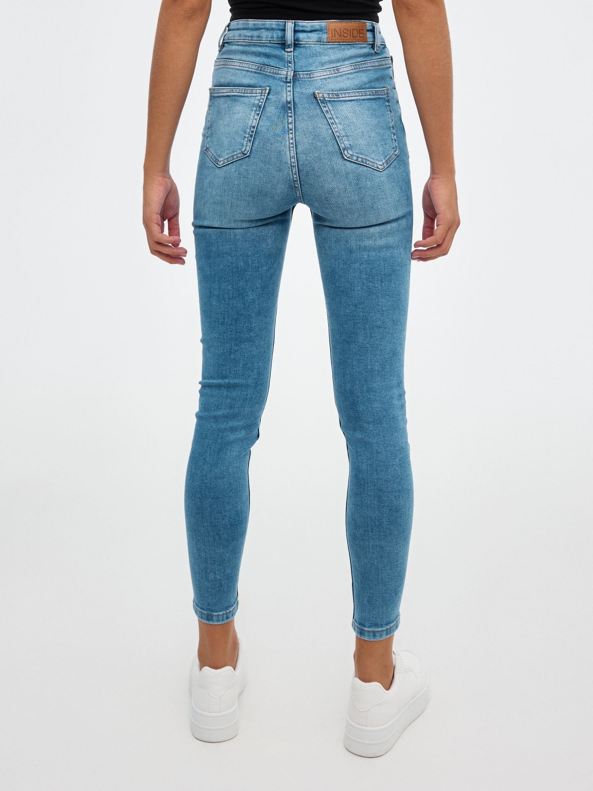 Jeans skinny de cintura subida azul vista meia traseira