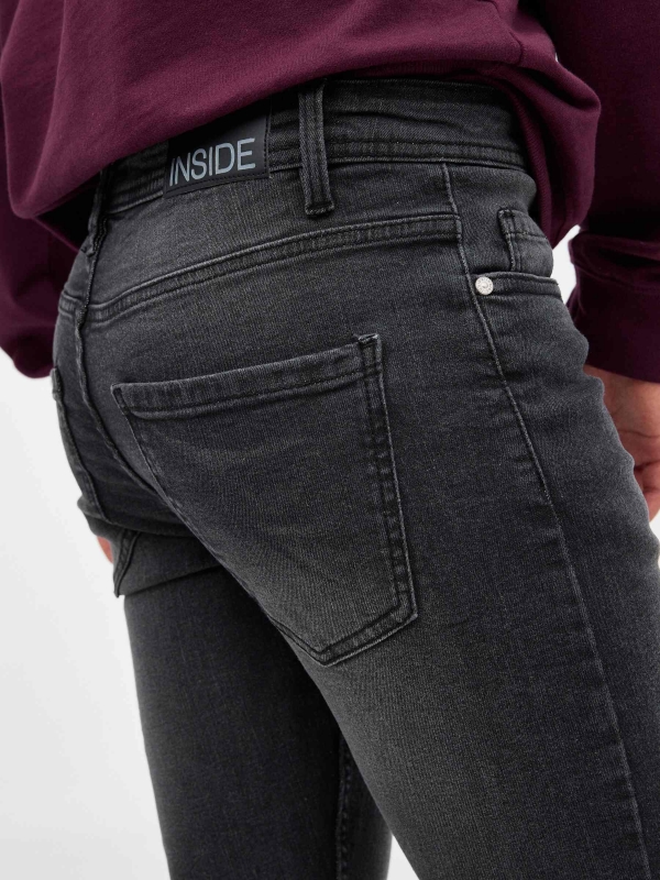 Jeans skinny denim oscuro negro vista detalle