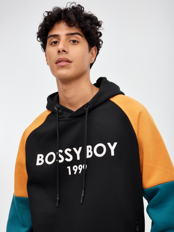 Sweatshirt Bossy Boy preto vista detalhe