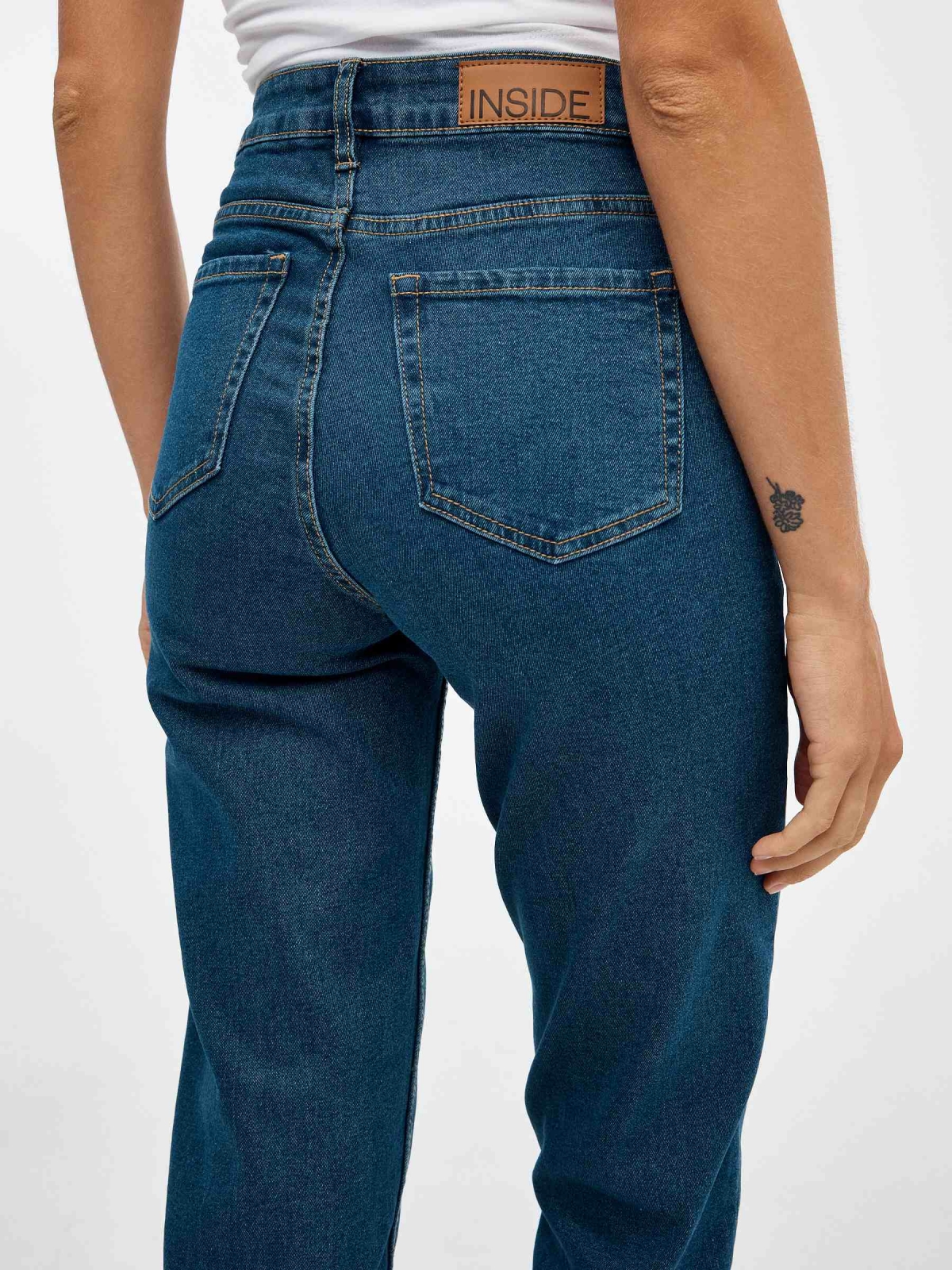 Jeans mom slim denim claros azul oscuro vista detalle