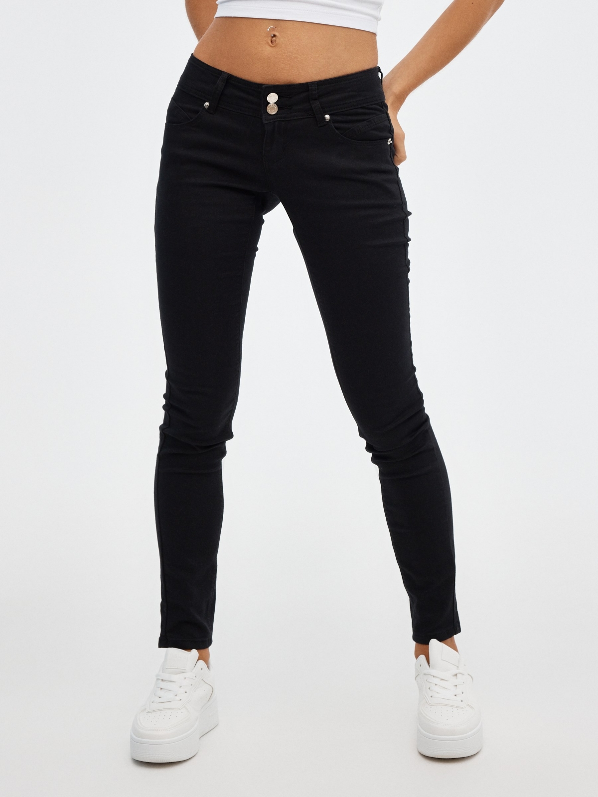 Jeans skinny de cintura baixa preto vista meia frontal
