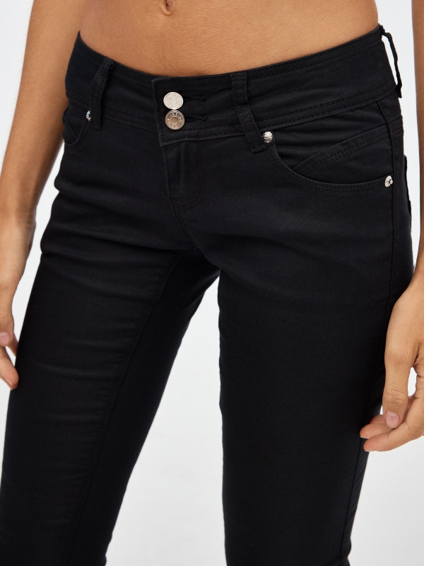Jeans skinny de cintura baixa preto vista detalhe